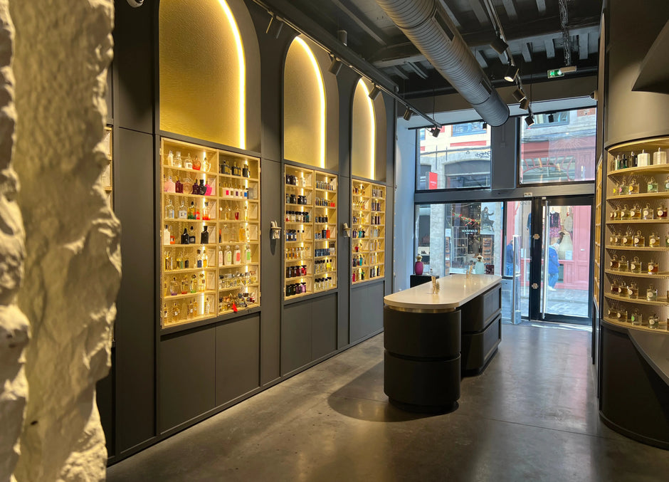 Entrée de la boutique Soleil d'Or vue de l'intérieur, rue de la Clef à Lille