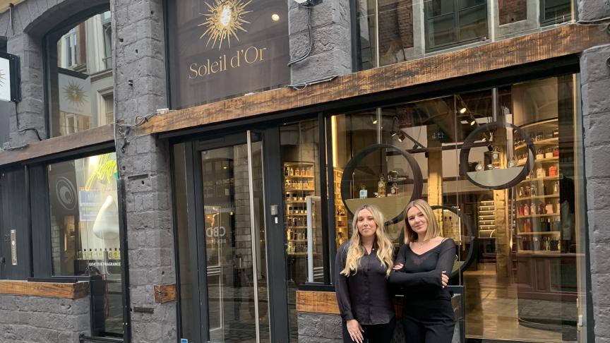 Victorine et Apolline Maes devant la boutique Soleil d'Or, rue de la Clef (photo de presse)