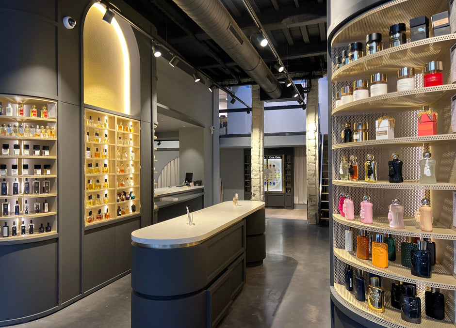 Intérieur de la boutique Soleil d'Or rue de la Clef : murs de parfums de niche