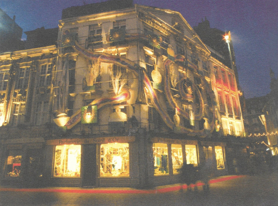 Façade de la Parfumerie du Soleil d'Or illuminée pour Noël, à Lille