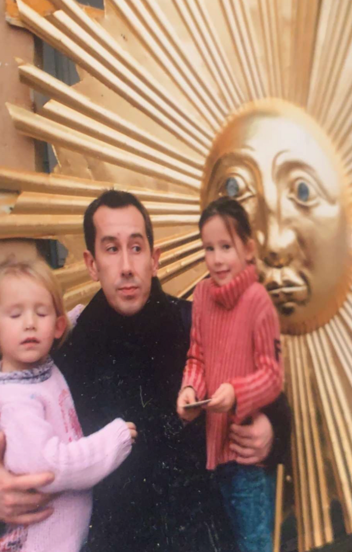 Hubert Maes avec ses filles Victorine et Apolline devant le soleil doré de la boutique, 2003