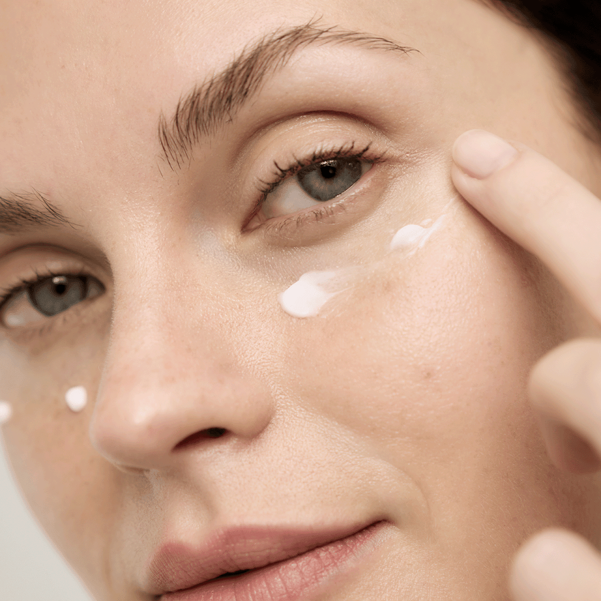 ESSENCE CRÈME ÉVEIL YEUX - EXPERTS SENSAÏ - Soleil d'Or