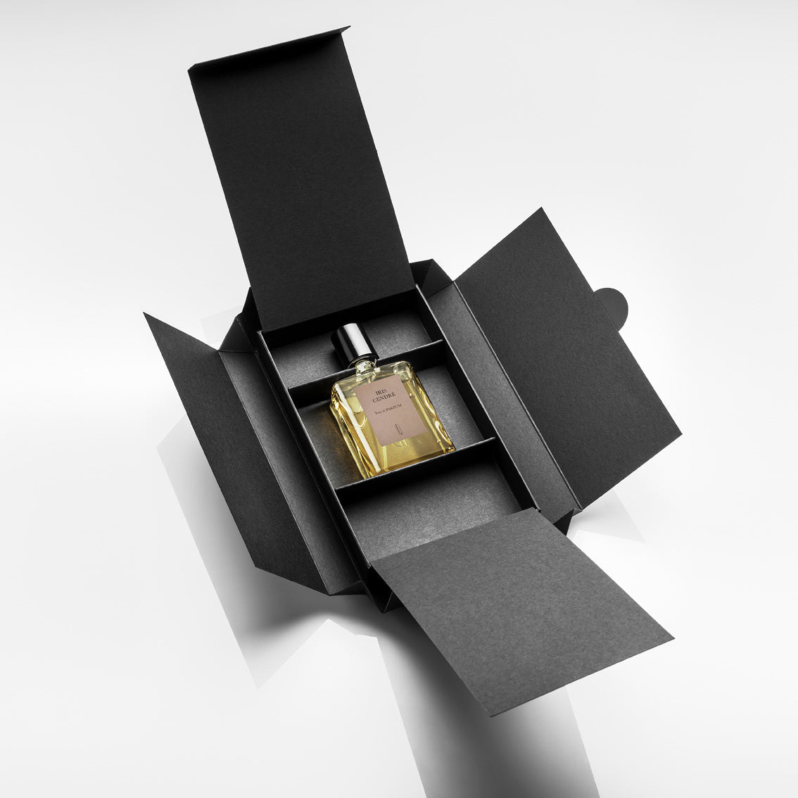 Iris Cendré de Naomi Goodsir, flacon dans son coffret ouvert