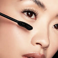 Charger l'image dans la visionneuse de la galerie, Mini Mascara Le Noir Cassiopée LE ROUGE FRANÇAIS - Parfumerie du Soleil d'Or
